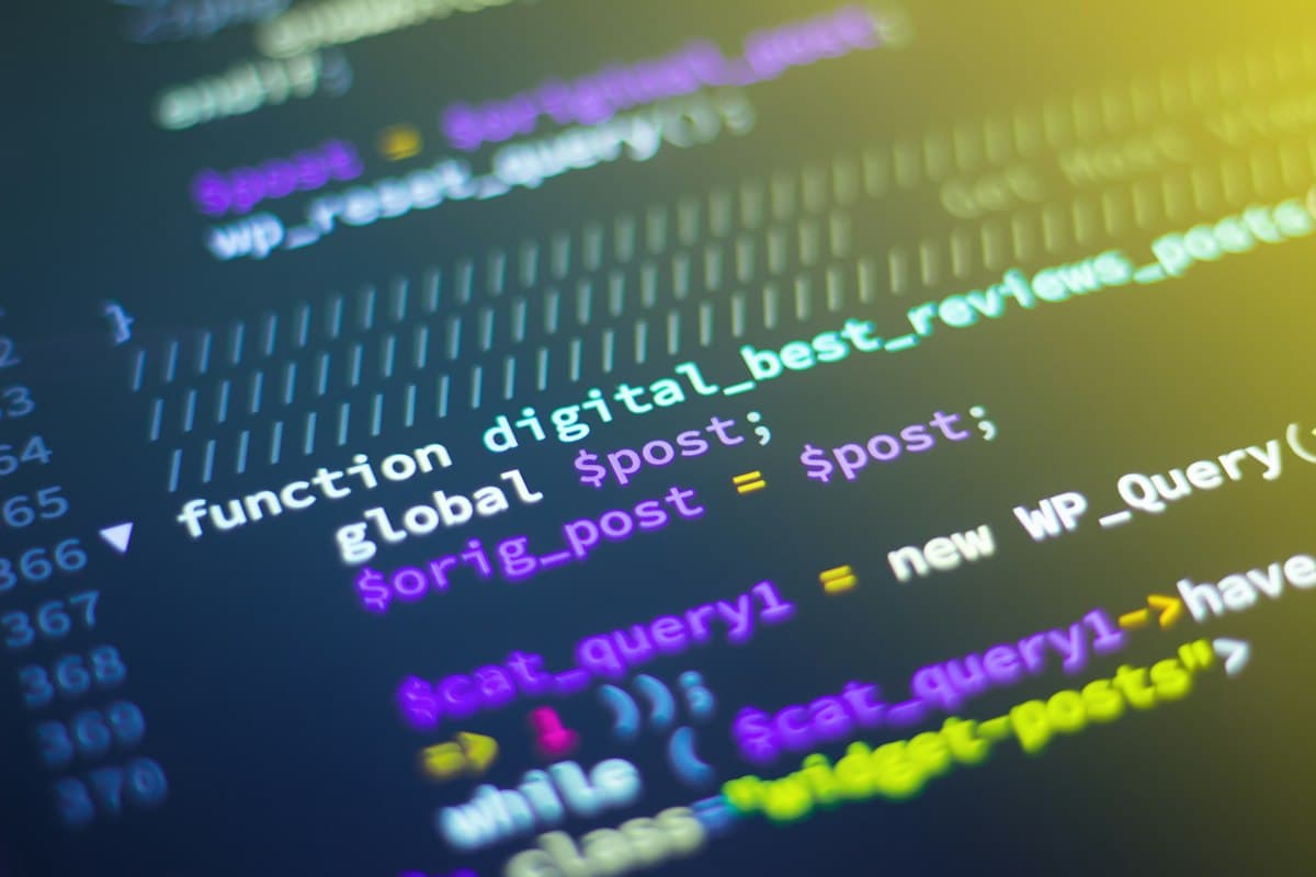 Cadeado metálico sobre um teclado de notebook, representando proteção de dados pessoais