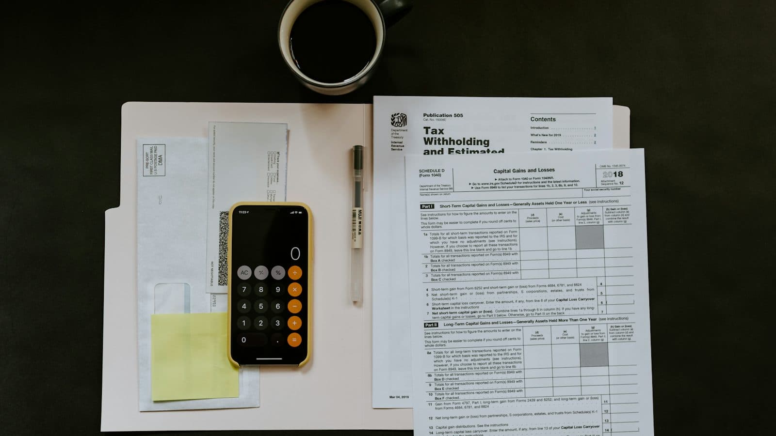 Recibo e nota fiscal impressa sobre uma mesa, ao lado de uma calculadora